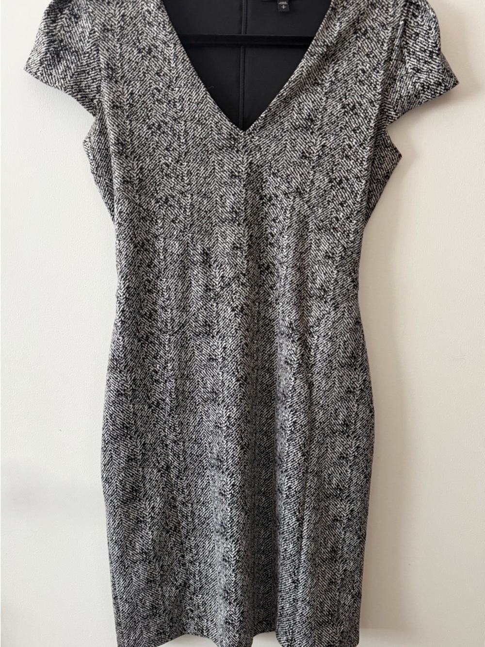 Express Black & White Textured V-Neck Sheath Dress Size Small